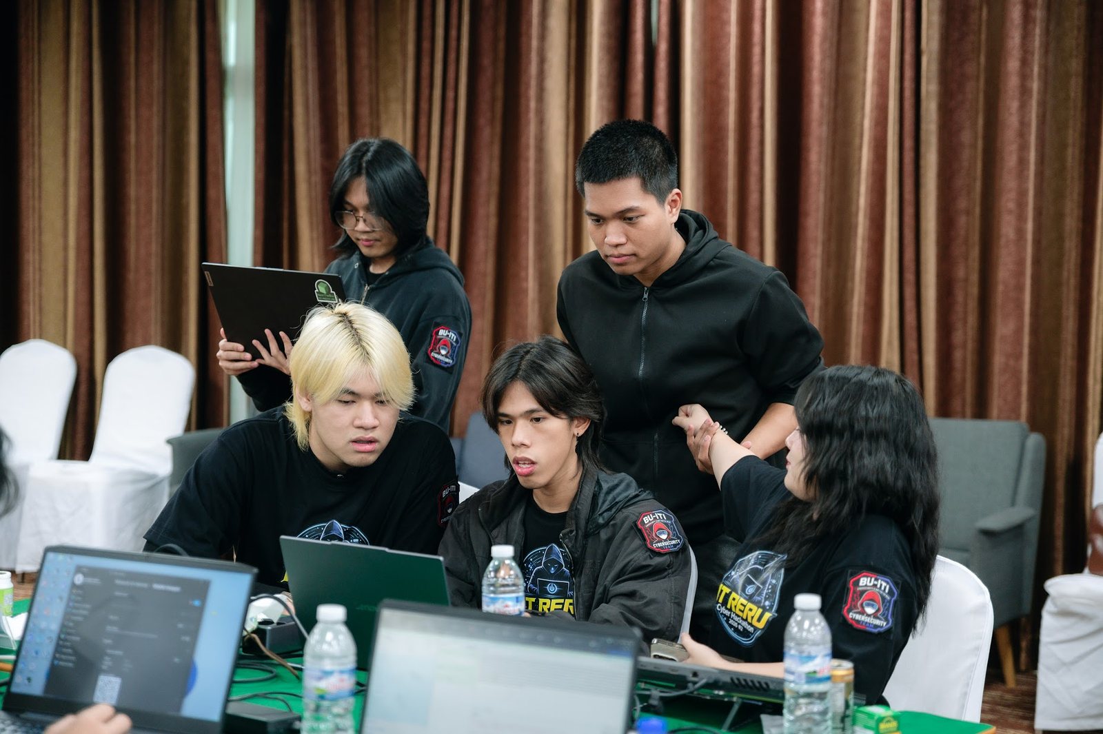 Team solving a challenge together